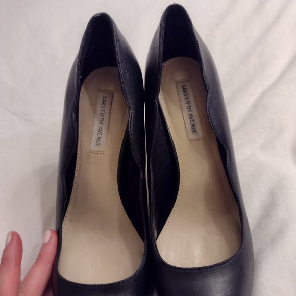 Scalloped Black Leather Toe Point Pumps - Picture 7 of 10